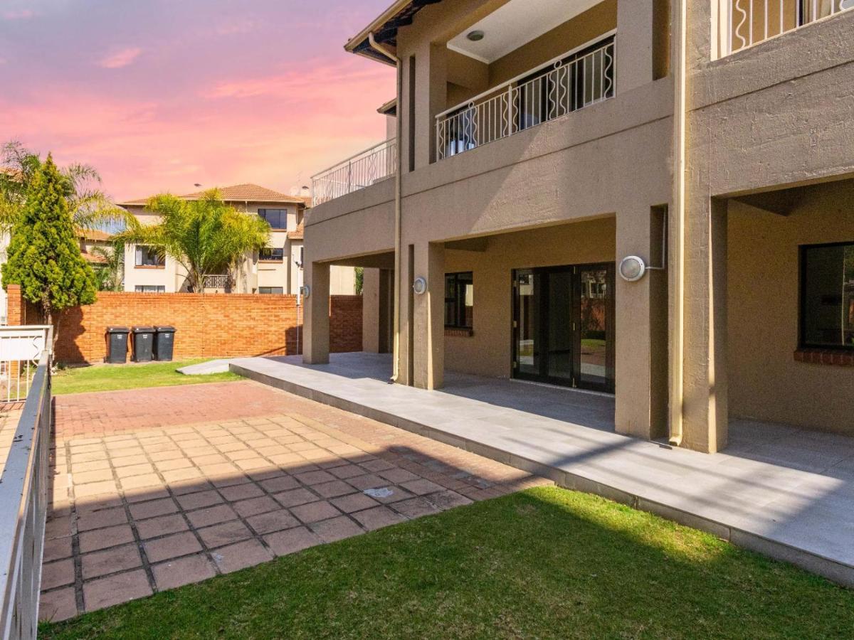 Sunninghill Spacious Executive Condo Sandton Exterior photo