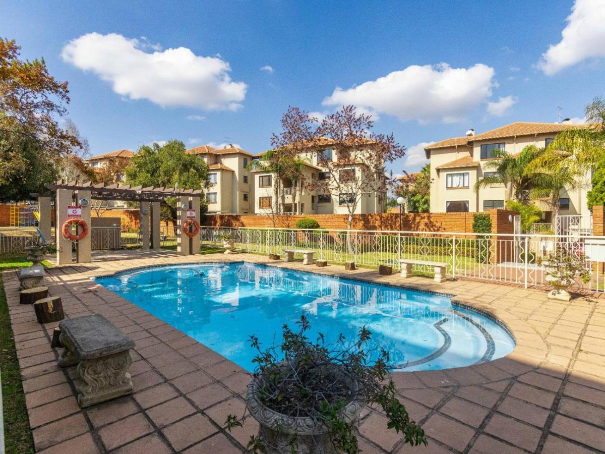 Sunninghill Spacious Executive Condo Sandton Exterior photo